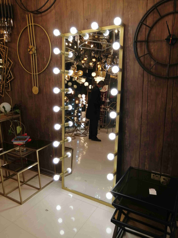 ایینه مدرن چراغدار ایستاده فلزی مناسب اتاق خواب و دکور 🌟(فقط فریم آیینه)E154